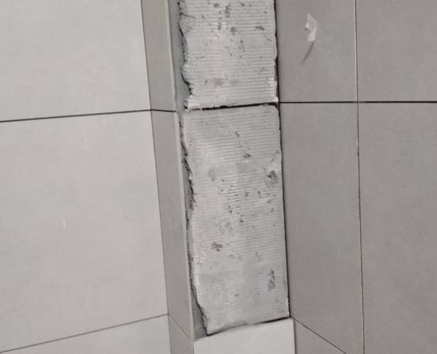 平泉瓷砖空鼓维修公司分享下瓷砖施工前基层浇水润湿程度不足，可能导致以下问题