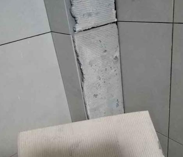 平泉瓷砖空鼓维修公司分享下厨房瓷砖脱落的补救措施。